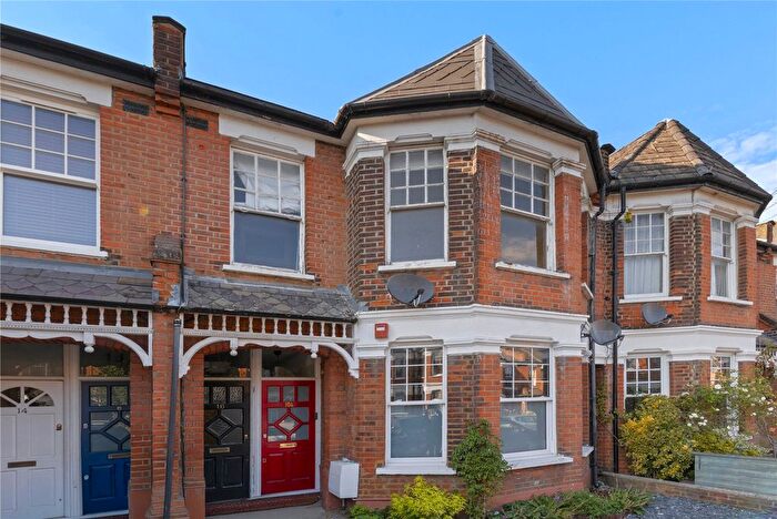 3 Bedroom Maisonette For Sale In Sedgemere Avenue, N2