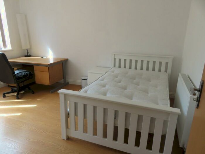 5 Bedroom Semi-Detached House To Rent In Rolleston Drive, Nottingham, NG7