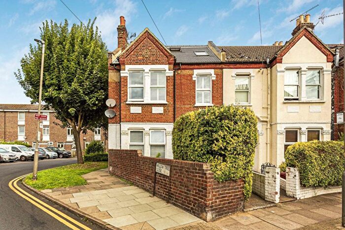 3 Bedroom Maisonette For Sale In Cargill Road, Earlsfield, SW18