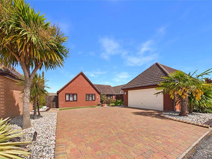 3 Bedroom Bungalow For Sale In Brinkley Way, Felixstowe, Suffolk, IP11