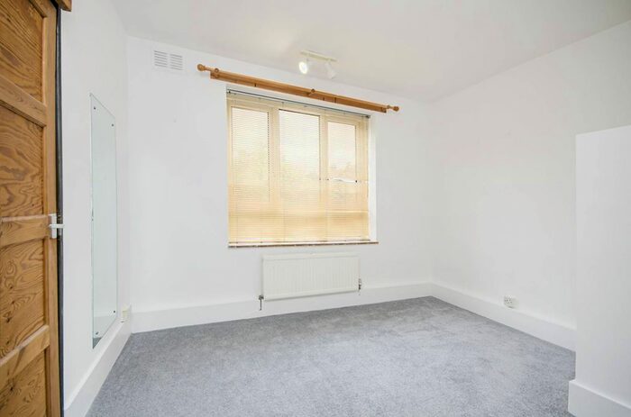 2 Bedroom Flat To Rent In Kyverdale Road, Stoke Newington, London, N16