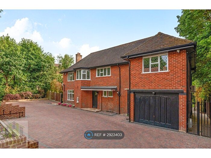 5 Bedroom Detached House To Rent In Parkway, Romford, RM2