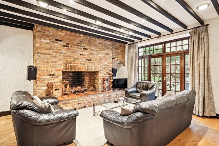 3 Bedroom Flat To Rent In Queens Gate Gardens, South Kensington, SW7