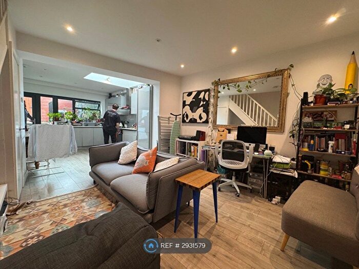 3 Bedroom Maisonette To Rent In Newington Green Road, London, N1