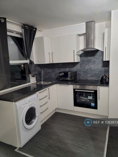 3 Bedroom Flat To Rent In Roslin Place, Aberdeen, AB24