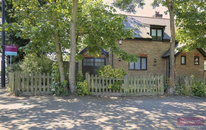 3 Bedroom Semi-Detached House To Rent In Downes Court, Winchmore Hill, N21