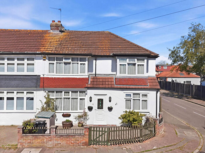 3 Bedroom End Of Terrace House For Sale In Avondale Drive, Loughton, IG10