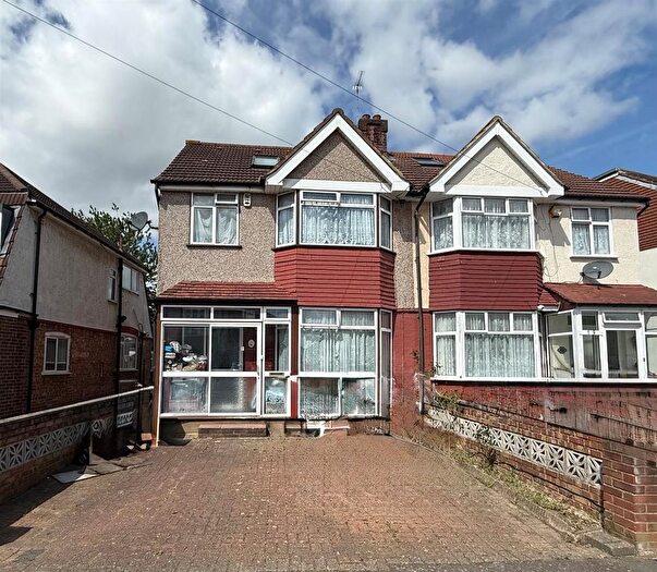 4 Bedroom Semi-Detached House For Sale In Kingsley Avenue, Southall, UB1