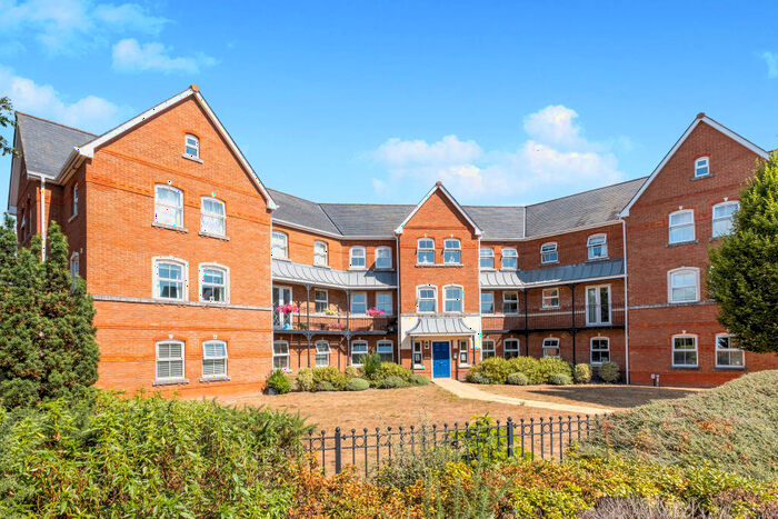 2 Bedroom Flat To Rent In Kensington Court, Turners Avenue, Fleet, GU51