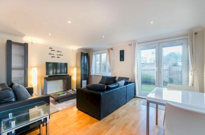 2 Bedroom Flat To Rent In Merton Road, South Wimbledon, London, SW19