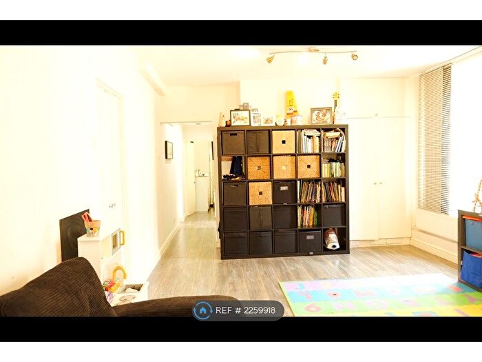 2 Bedroom Flat To Rent In East Dulwich State, London, SE22