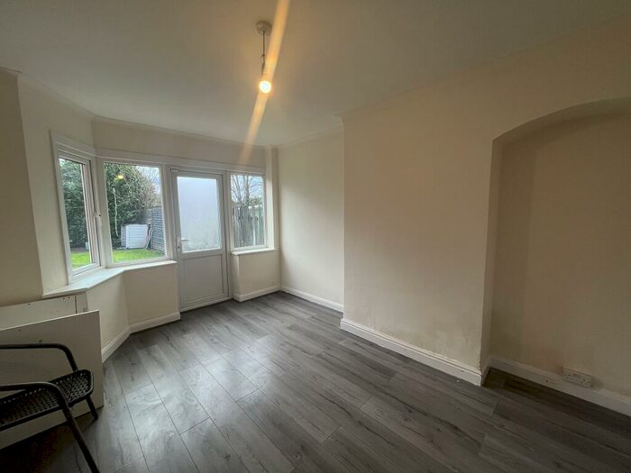 4 Bedroom House To Rent In Wolverhampton Road, Oldbury, B68