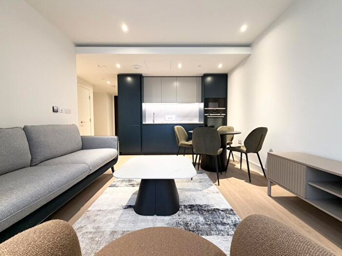 2 Bedroom Flat To Rent In Harcourt Tower, Marsh Wall, Tower Hamlets, London, E14