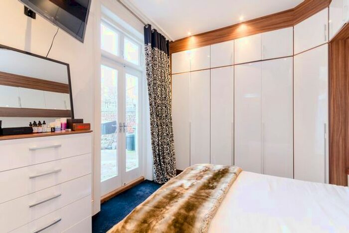 1 Bedroom Flat To Rent In Lower Teddington Road, Hampton Wick, Kingston Upon Thames, KT1