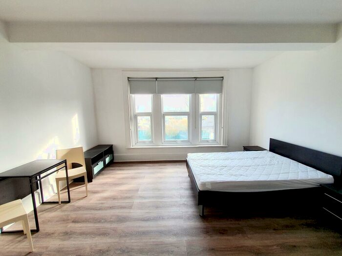 Studio To Rent In Woolwich Charlton Borders, SE18