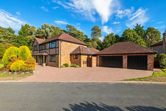 5 Bedroom Detached House For Sale In Kestrel Close, Ewshot, Farnham, Hampshire, GU10