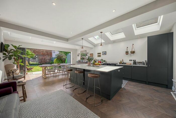 3 Bedroom Flat To Rent In Branksome Road, London, SW2