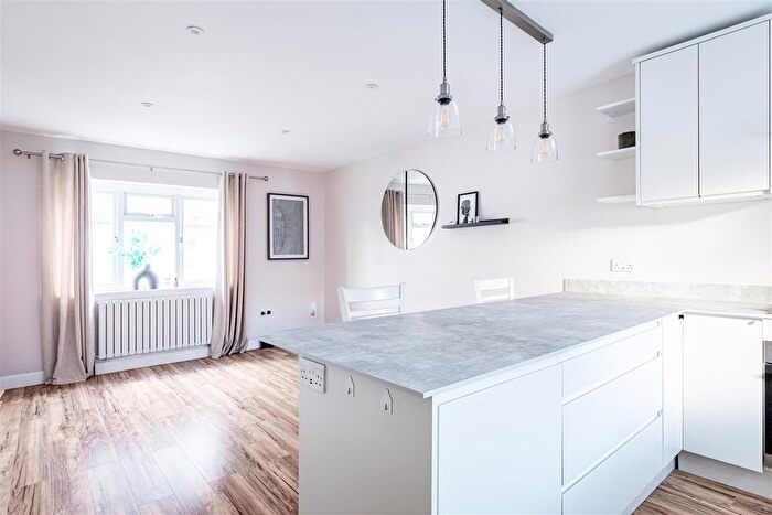 2 Bedroom Flat For Sale In New Road, TW8