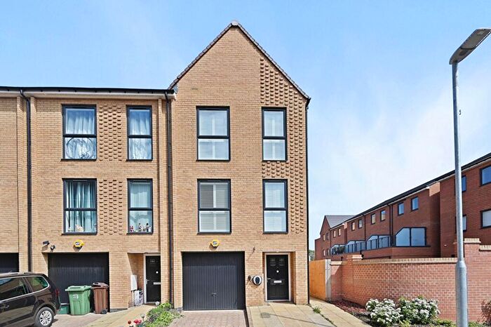 3 Bedroom End Of Terrace House For Sale In Calico Avenue, Wallington, SM6