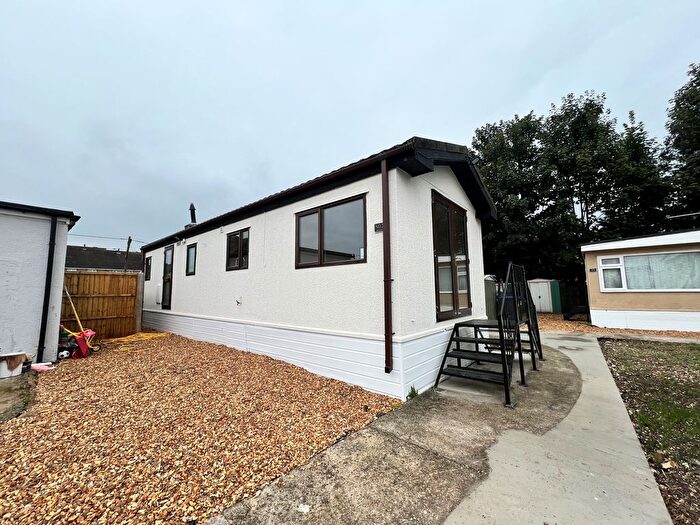 1 Bedroom Park Home To Rent In Hillcrest Caravan Site, Amesbury, Salisbury, SP4