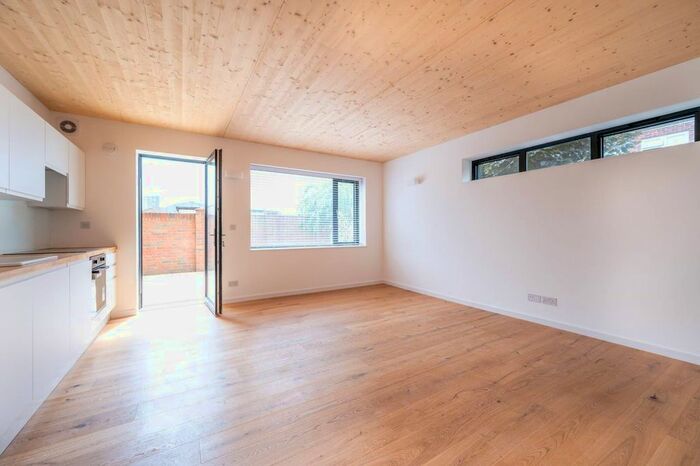 3 Bedroom Flat To Rent In Chobham Road, Stratford, London, E15