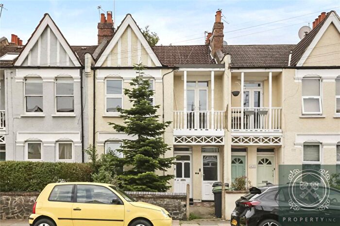 3 Bedroom Apartment For Sale In Sirdar Road, London, N22