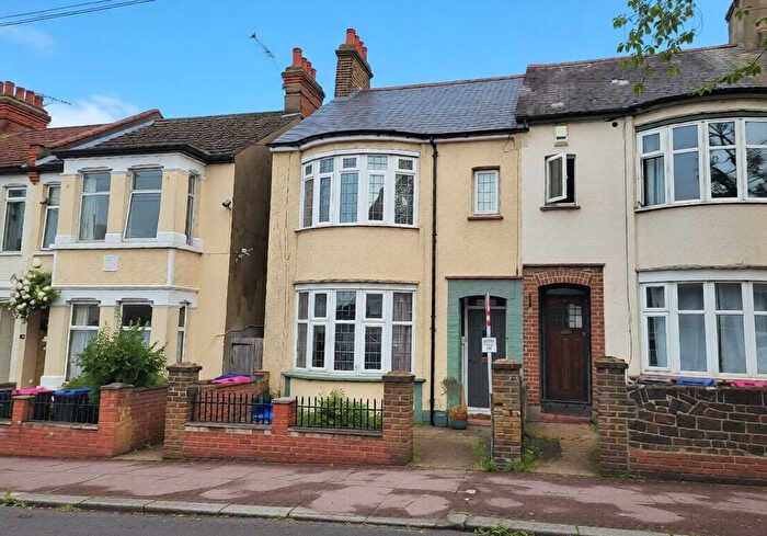 1 Bedroom Flat For Sale In Gainsborough Drive, Westcliff-On-Sea, Essex, SS0