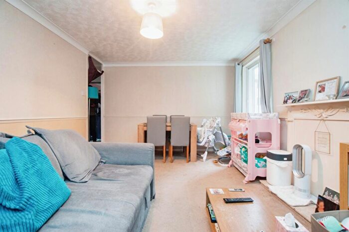 2 Bedroom Flat For Sale In Valley Green, Hemel Hempstead, HP2