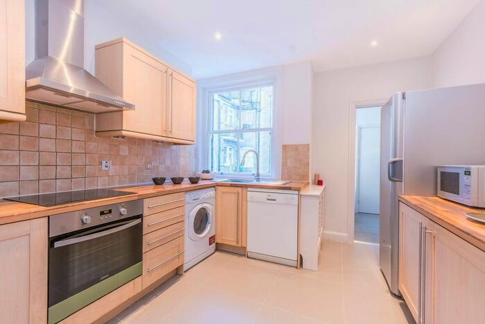 3 Bedroom Flat To Rent In Brown Street, Marylebone, London, W1H
