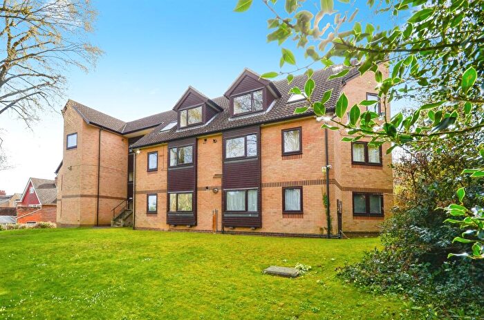 2 Bedroom Apartment For Sale In St James Court, Harpenden, AL5