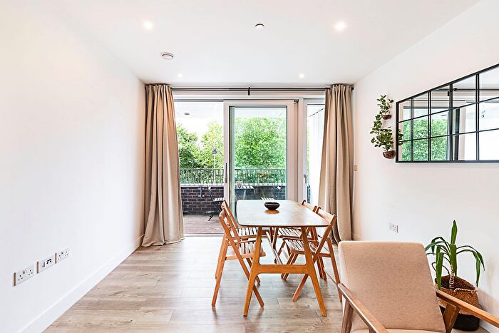 2 Bedroom Flat To Rent In Beck Square, London, E10