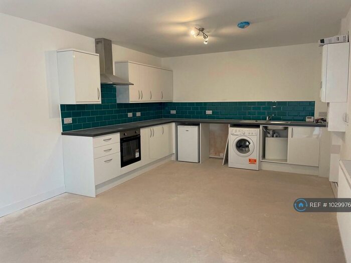 2 Bedroom Flat To Rent In North Hill, Plymouth, PL4