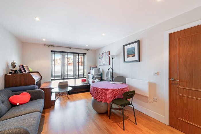 2 Bedroom Flat To Rent In Castle Court, SW15