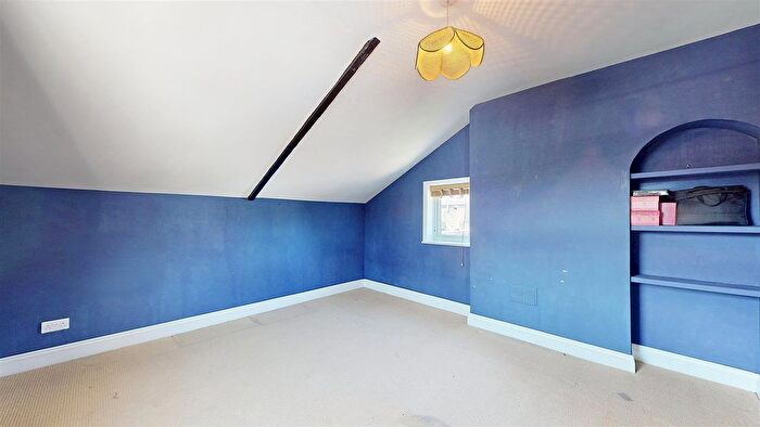 2 Bedroom Detached House For Sale In Thornbury Road, Isleworth, TW7