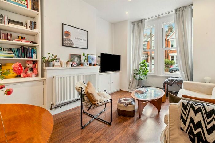 2 Bedroom Flat To Rent In Deerdale Road, London, SE24