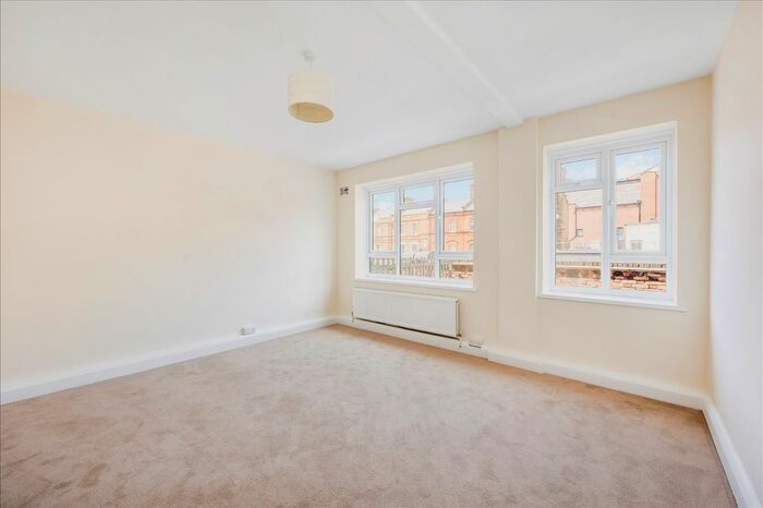 2 Bedroom Flat To Rent In Rayner Court, Bamborough Gardens, Shepherd's Bush, W12