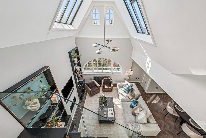 3 Bedroom Flat For Sale In St. Loo Avenue, Chelsea, SW3