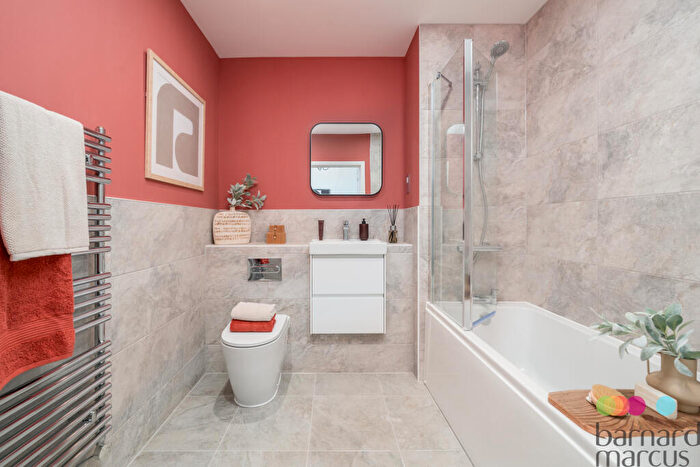 1 Bedroom Apartment For Sale In High Road, Finchley, London, N12