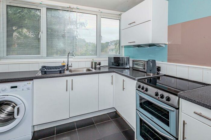 1 Bedroom Flat To Rent In Mountbatten Square, Windsor, SL4