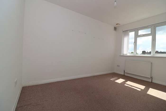 3 Bedroom Flat To Rent In Park Court, Balham Park Road, London, SW12