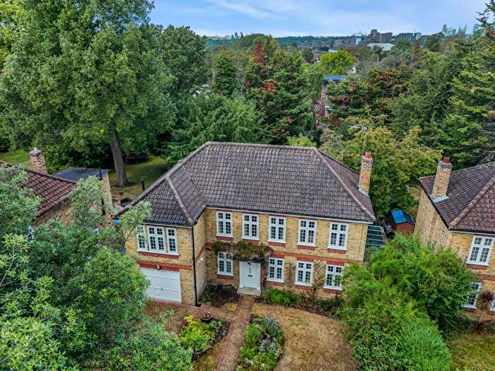 4 Bedroom Detached House For Sale In Chaundrye Close, Eltham, London, SE9