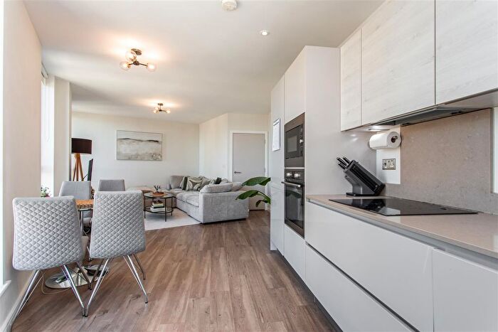 2 Bedroom Flat For Sale In Geoff Cade Way, Mile End, E3