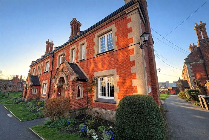 2 Bedroom End Of Terrace House To Rent In St. Johns North, High Street, Winchester, Hampshire, SO23