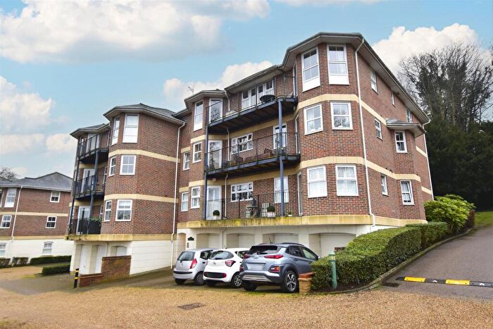 2 Bedroom Apartment For Sale In Chesham Road, Berkhamsted, HP4