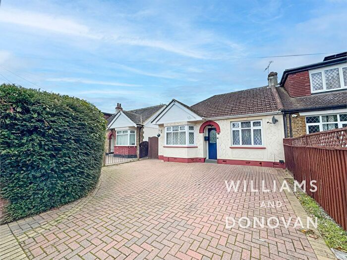 2 Bedroom Semi-detached Bungalow For Sale In Sweyne Avenue, Hockley, SS5