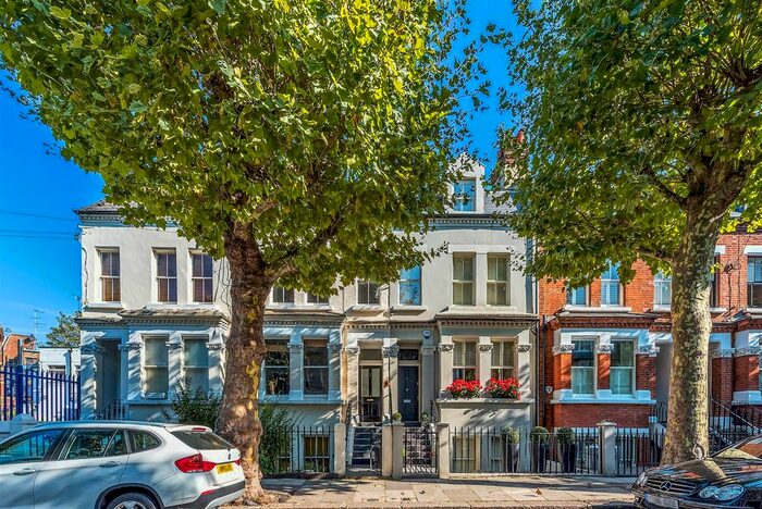 3 Bedroom Flat To Rent In Barclay Road, London SW6