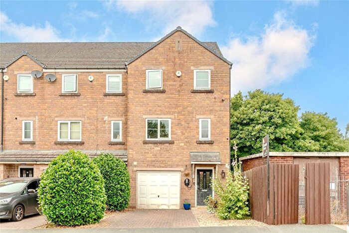 4 Bedroom Town House For Sale In Calderbrook Avenue, Burnley, Lancashire, BB11