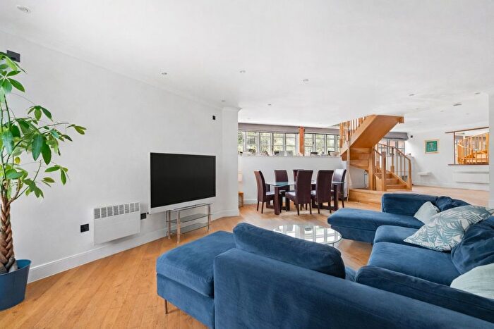 3 Bedroom Flat To Rent In North End Way, London, NW3