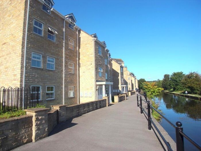 2 Bedroom Flat To Rent In Waters Walk, Bradford, West Yorkshire, Uk, BD10
