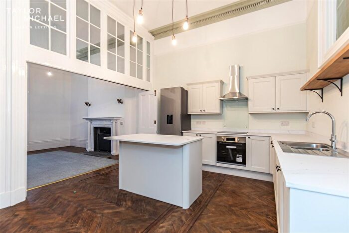 3 Bedroom Flat To Rent In Palmeira Square, Hove, BN3